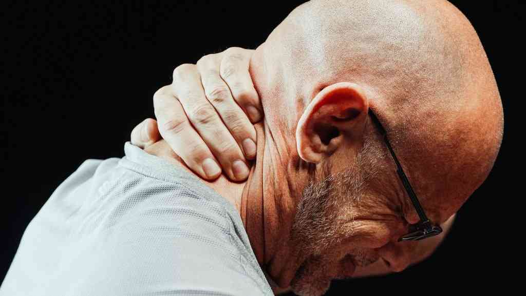 Взрослый мужчина мучается болями в шее